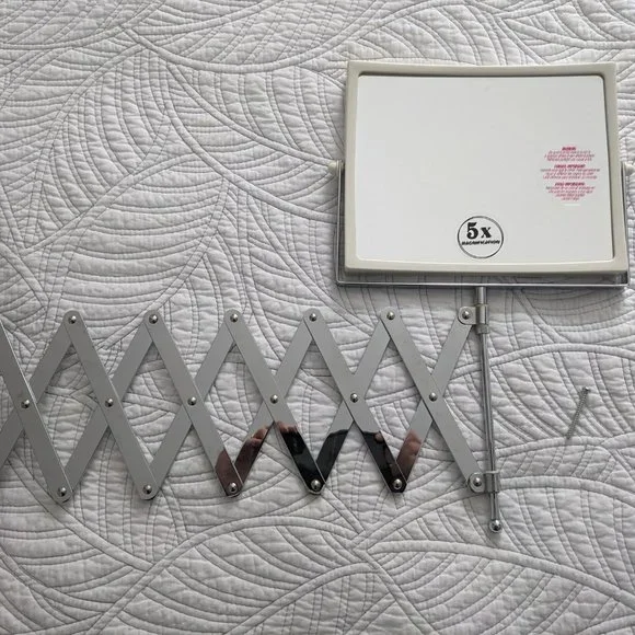 Extendable Makeup Mirror - Picture 1 of 2